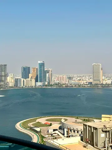 🌟 فرصة استثنائية للتوفير والسكن الراقي: شقة ضخمة غرفتين وصالة مع أثاث متبقي مجاني وبدون أي رسوم إضافية في البرج الأزرق - المجاز 3 🌟  وفر على نفسك كا