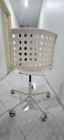 White Plastic Swivel Office Chair and desk on Wheels - Good Condition