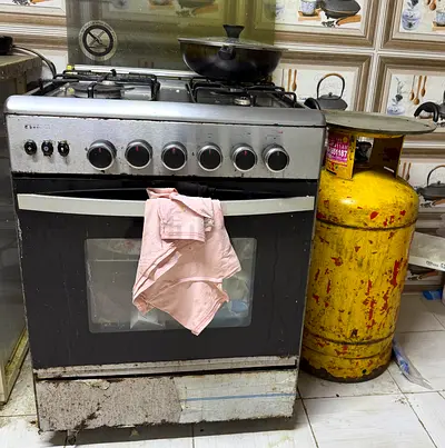 Cooking Range and Cylinder