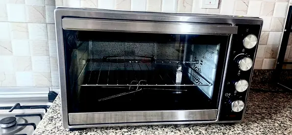 Used countertop oven / toaster oven in good working condition