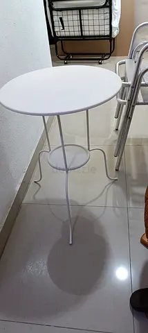 Round white table