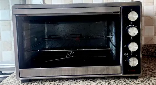 Used countertop oven / toaster oven in good working condition