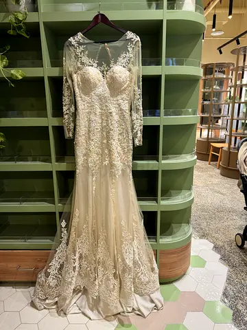 Elegant ivory lace wedding gown with long veil, size approx. UK 8-10