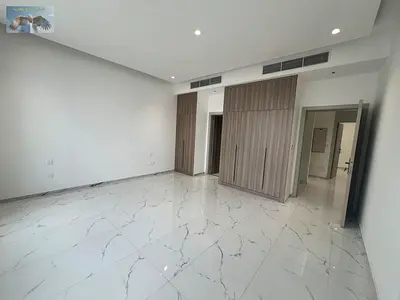 فيلا فاخره اول ساكن تكييف مركزي خزائن بالحائط مع باركن مغطي موقع مميز علي مخرج دبي مباشرة