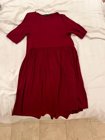 Maroon short-sleeve knee-length women's dress, never used
