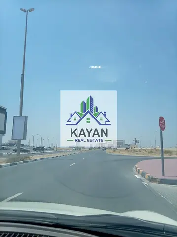 أرضين متجاورتين للبيع في الأبرق أم القيوين، 9000 قدم، زاوية ووسطية، سكن استثماري G+1.