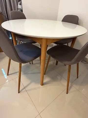 Round Extendable Dining Table