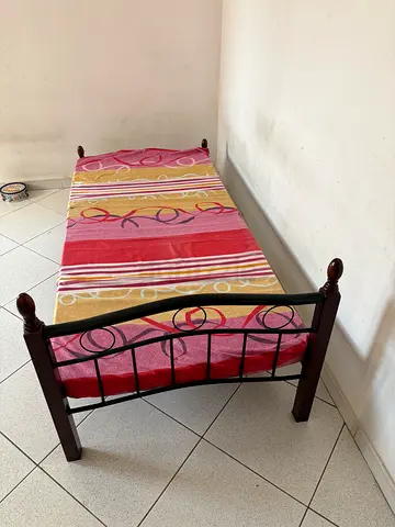 Metal frame single bed with wooden posts – used, good for spare room