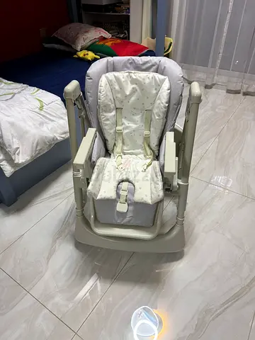 Juniors - Portable baby feeding chair with harness - gently used