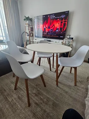 Round table, diameter 90 cm, with a tabletop protector. 4 chairs. Condition like new. Color white.