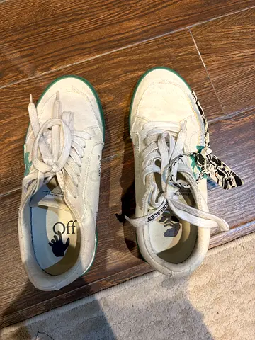 Off White casual sneakers with green sole accents, 39.5