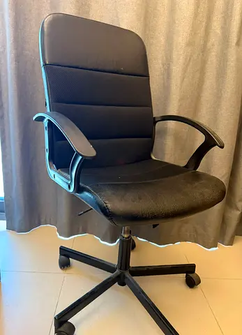 Black swivel office chair with armrests – used, good working condition
