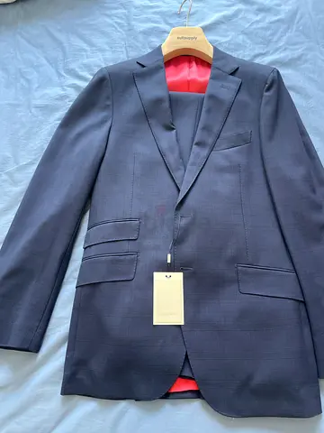 Suitsupply Men suit. Brand new, Fit M-L, originally bought for 2450. Selling at 1450 AED