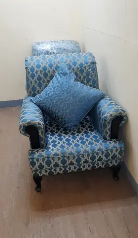 2 single seats sofas with Cussions  available for sale immediately in good price
