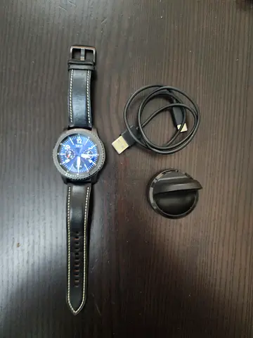 Samsung watch Gear S3 frontier with charger condition 10/9 battery timing 2 day