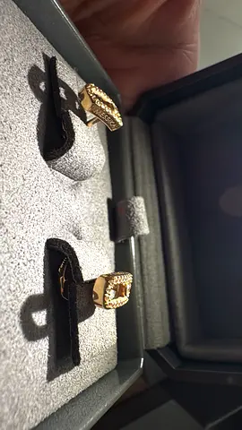 Messika Uno earrings. قراط أذن ألماس مصممة من الذهب النقيّ سهلة الارتداء على أساس يومي، وتتنا