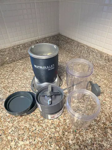 NutriBullet Pro 600 Series Compact Blender with Cups and Lids - Used