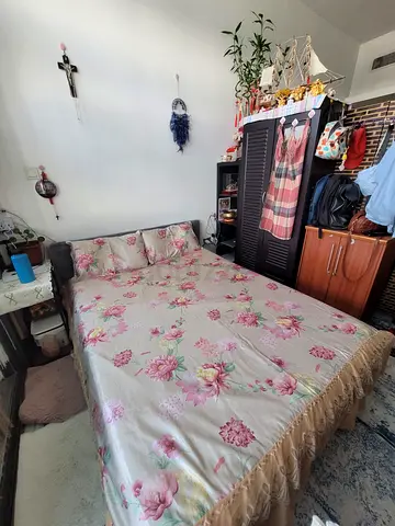 MOVING OUT SALE: Queen bedsheet