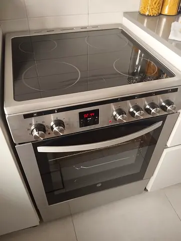 Hoover freestanding electric ceramic cooker ( Clean like New)