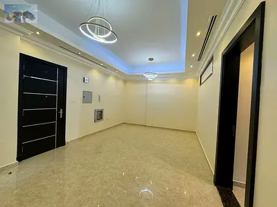 شقة للإيجار في الروضة 3، ثلاث غرف وصالة مع 3 حمامات، تشطيب راقٍ، تكييف مركزي، بناية فاخرة، باركن خاص، صيانة على المالك وسهلة لدبي والشارقة.