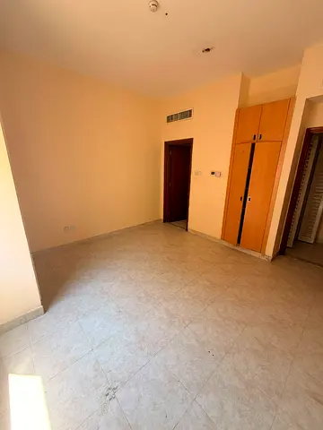 For rent in Al Majaz 3 near the park, Sharjah: 2-bedroom apartment, master room, 2 bathrooms, balcony, built-in wardrobes. AED 38,000/year, 4 or 6 pay