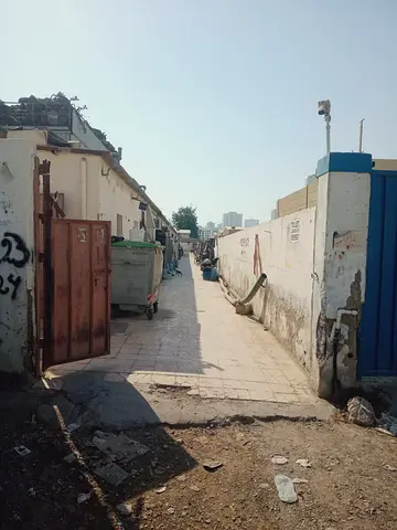 معسكر عمالي واسع للإيجار في المنطقة الصناعية 4، الشارقة | شامل جميع الخدمات والمرافق