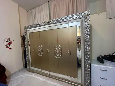غرفة نوم Bedroom set Large Ornate Mirrored Wardrobe / Closet with Carved Silver Frame (Pair)