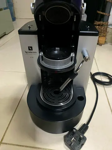 Nespresso ES50 Machine with Steam Wand - Good Working Condition