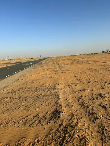 للبيع أرض سكنية في روضة القرط على شارع 54