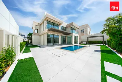 Modern Villa With Nearby Schools & Amenities