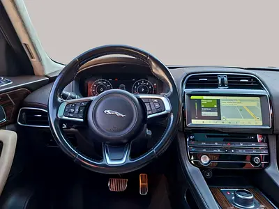 صورة 9 لـ 2019 Jaguar F-PACE