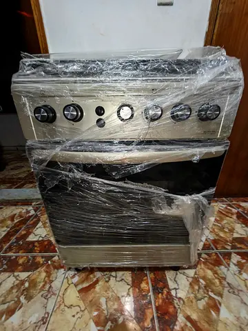 Freestanding gas cooker with oven - good working condition