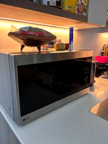 LG NeoChef Smart inverter Microwave