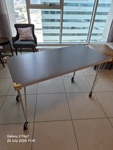 Simple rectangular ftable with metal legs — good condition 120 cm x 60 cm