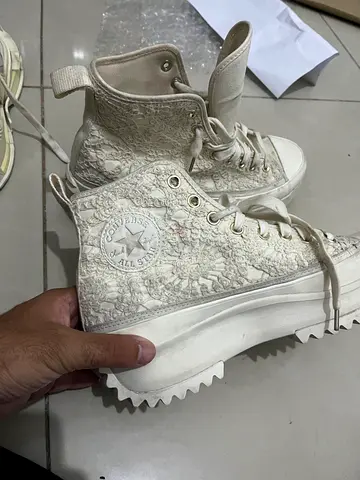 White Converse Chuck Taylor All Star sneakers - lightly used