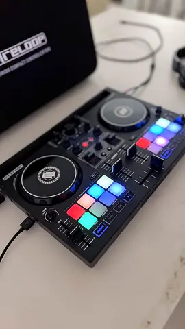 Reloop Buddy - Portable DJ Controller with Carry Case and Sony headphones