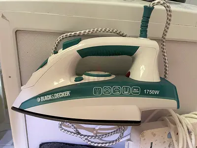 Black Decker 1750W Steam Iron - Good Working Condition