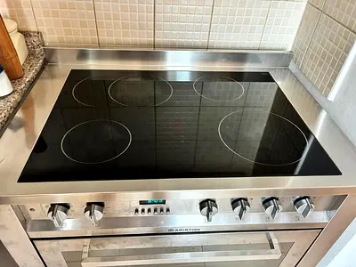 ARISTON 4-Zone Electric Cooktop in excellent Working Condition 90CM