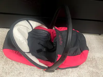 Infant car seat /Sharjah Al Majaz 3
