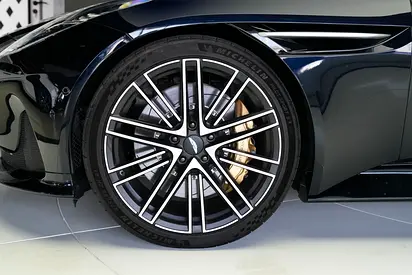 صورة 15 لـ 2024 Aston Martin DB12
