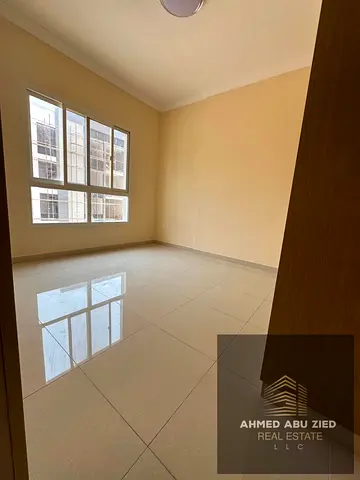 شقة جديدة تمامًا - سكن ثانٍ - تقع مباشرة على طريق محمد بن زايد - غرفتا نوم رئيسيتان - خزائن ملابس - تكييف مركزي - مساحة واسعة