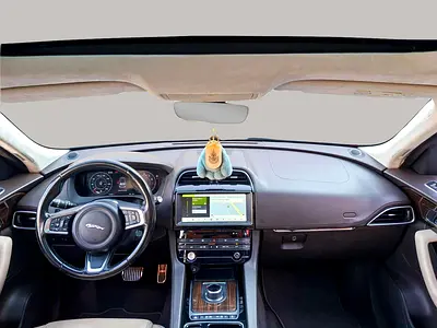 صورة 8 لـ 2019 Jaguar F-PACE