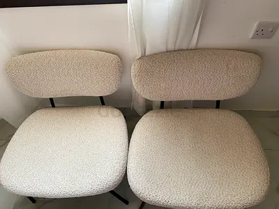 2 modern chairs in excellent condition, clean, stylish, and comfortable كرسيان مودرن بحالة ممتازة
