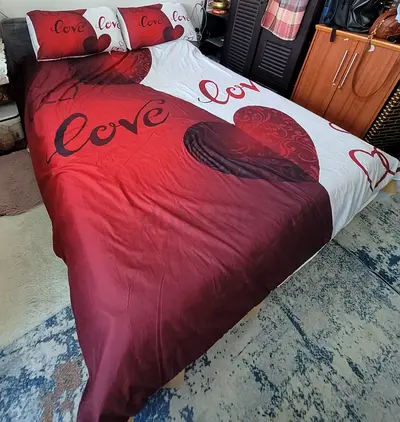 MOVING OUT SALE: Queensize bed bedding set with red heart Love design