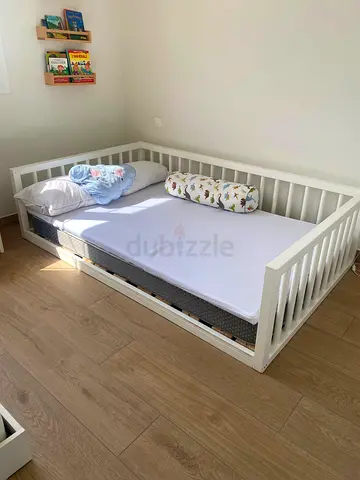 White wooden daybed / toddler bed with guard rails and matress included  — good condition