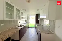 Beautiful End Unit | Landscaped Garden — 2