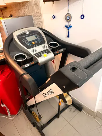 Pre-owned STH-4100 Treadmill in Very Good Working Condition