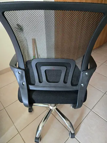 Black mesh ergonomic office chair with lumbar support - excellent condition