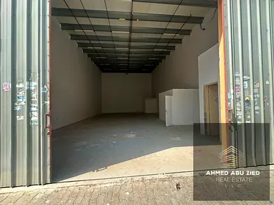 مستودع تجاري 2000 قدم، كهرباء 21 كيلو وات 3 فاز، موقع مميز بالجرف الصناعية 1، قريب من السوق الصيني، سهل دخول الشاحنات، للإيجار السنوي.