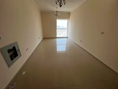 غرفة ماستر_ 2 حمام_ خزائن بالحائط_ تكييف مركزي_سهل المخرج للشارقة ودبي